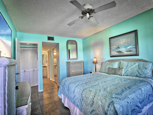 Luxurious Bayfront Condo Steps to beach